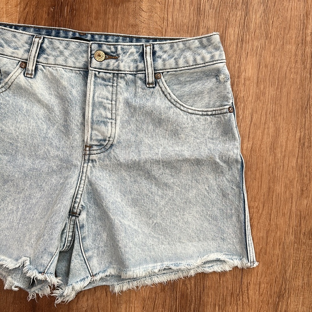 Express Blue Denim Shorts Acid Wash and Distressed size 6R Boyfriend Midi Midris - Picture 11 of 11